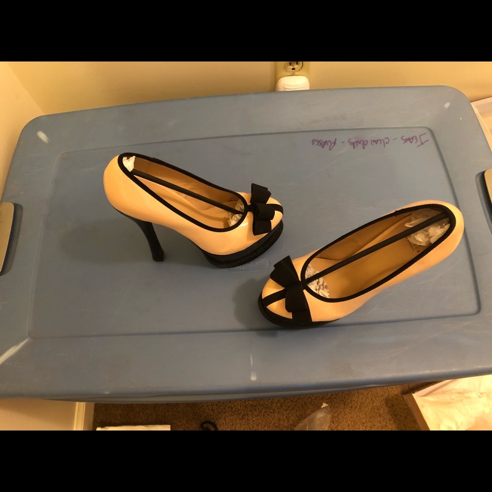 Dress Shoes~ 9M Tan/Black Pumps. Brand New